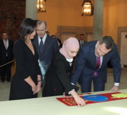 Su Majestad el Rey observa el trabajo de Romaisa Abdeselam Lazrak, del Colegio Severo Ochoa (2º de E.S.O.) de Ceuta