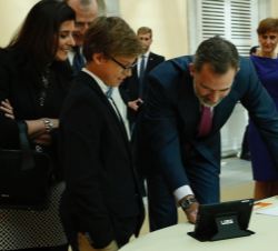 Su Majestad el Rey observa el trabajo del niño Pere Balcells Obeso, del Colegio Viaró (6º de Primaria) de Barcelona