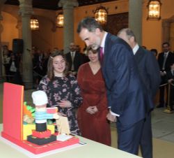 Don Felipe observa el trabajo de la niña Irene Palacios López, del Colegio Claret (5º de Primaria) de Don Benito (Badajoz)