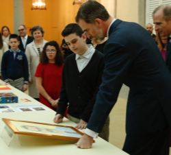 El Rey Don Felipe observa el trabajo del niño Iker Sabater Camacho, del Colegio Los Olivos (5º de Primaria) de Murcia