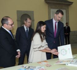 Su Majestad el Rey observa el trabajo de la niña Mar Muerza Domínguez, del Colegio Sagrado Corazón (6º de Primaria) de Arnedo (La Rioja)