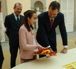 Don Felipe observa el trabajo de la niña Teresa Sánchez Vercher, del Colegio de Fomento Vilavella (6º de Primaria) de Valencia