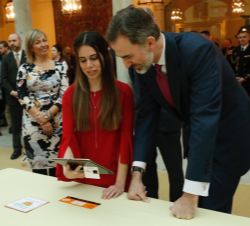 Don Felipe observa el trabajo de la niña Helena Melián Fuentes, del Colegio Arenas Atlántico (2º E.S.O.) de Arucas (Gran Canaria)