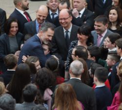 Su Majestad el Rey es abrazado por el niño ganador del premio especial de Educación Especial, Miguel Ángel Polo Cabello, del I.E.S. Inca Garcilaso de 