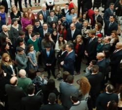 Su Majestad el Rey conversa con los asistentes a la audiencia