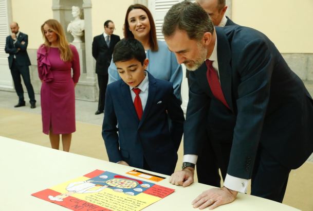 Su Majestad el Rey observa el trabajo del niño, Yibriel Hach Laarbi Martínez, del Colegio Nuestra Señora del Buen Consejo (6º de Primaria) de Melilla