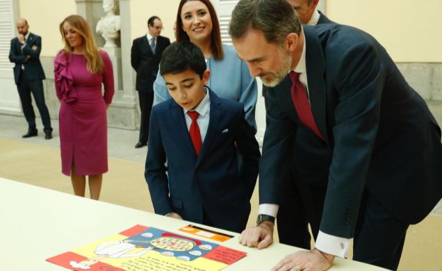Su Majestad el Rey observa el trabajo del niño, Yibriel Hach Laarbi Martínez, del Colegio Nuestra Señora del Buen Consejo (6º de Primaria) de Melilla