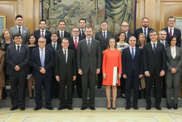 Su majestad el Rey junto a losmiembros de la Junta de Gobierno de la FEMP