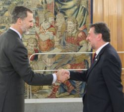 Su Majestad el Rey recibe el saludo del director ejecutivo del Grupo Hotusa, Amancio López Seijas