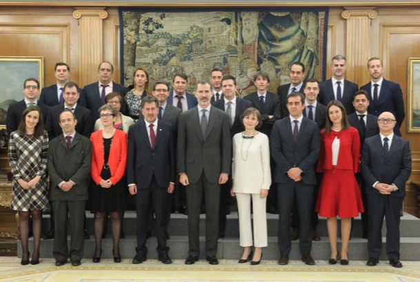 Su Majestad el Rey junto a los miembros de la representación del Grupo Hotusa