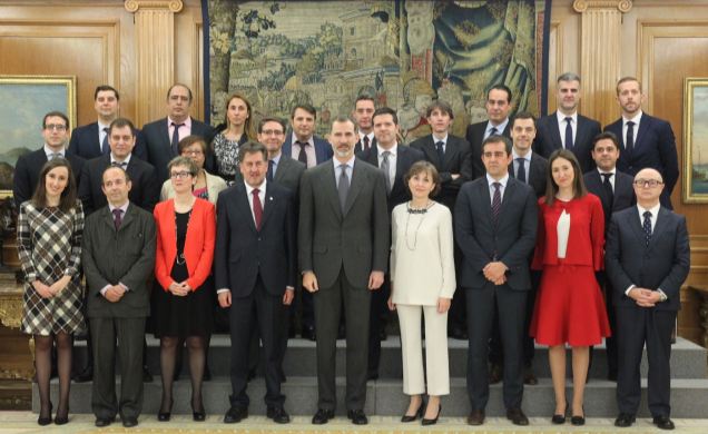 Su Majestad el Rey junto a los miembros de la representación del Grupo Hotusa