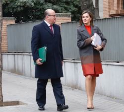Su Majestad la Reina acompañada por el jefe de su Secretaría, José Manuel Zuleta y Alejandro, se dirige a la sede de FEDER