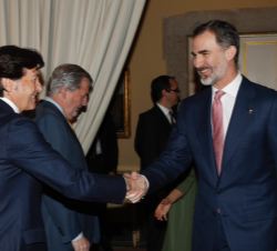 Su Majestad el Rey a su llegada al acto, recibe el saludo del presidente del Consejo Superior de Deportes, José Ramón Lete