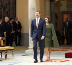 Sus Majestades los Reyes a su llegada al Patio de los Borbones del Palacio Real de El Pardo