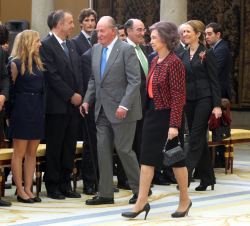 Sus Majestades los Reyes Don Juan Carlos y Doña Sofía acompañados por Su Alteza Real la Infanta Doña Elena a su llegada al Patio de los Borbones del P