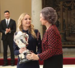 Su Majestad la Reina Doña Sofía entrega el Premio Reina Sofía, a la jugadora de bádminton Laura Sarosi