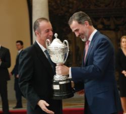 Su Majestad el Rey entrega el Premio Princesa Leonor, a Juan Miguel González, padre del nadador Hugo González