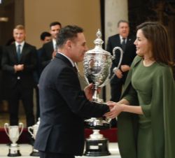 Su Majestad la Reina entrega la Copa Barón de Güell, a Juan José Román Mangas, presidente de la Real Federación Española de Piragüismo, en nombre del 