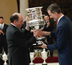 Su Majestad el Rey entrega la Copa Stadium, a Ignacio S. Galán, presidente de Iberdrola