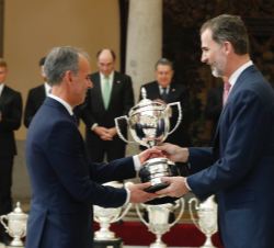 Su Majestad el Rey entrega el Trofeo Joaquín Blume, a Antonio Camacho, profesor de Educación Física del CEIP Ferroviario Ciudad Real, en representació