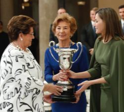 Su Majestad la Reina entrega el Premio Nacional a las Artes y las Ciencias Aplicadas al Deporte “ex-aequo", a Élida Alfaro y Benilde Vázque