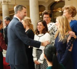 Su Majestad el Rey conversa con los galardonados, tras la entrega de los premios