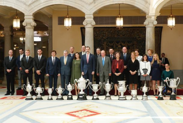 Fotografía de grupo de Sus Majestades los Reyes, Sus Majestades los Reyes Don Juan Carlos y Doña Sofía, las autoridades asistentes al acto y los galar