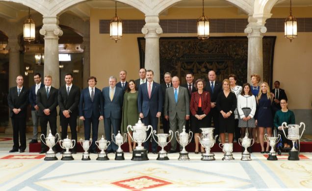 Fotografía de grupo de Sus Majestades los Reyes, Sus Majestades los Reyes Don Juan Carlos y Doña Sofía, las autoridades asistentes al acto y los galar