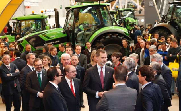 Su Majestad el Rey atendiendo a las explicaciones de uno de los expositores de la Feria
