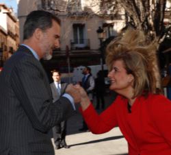 Su Majestad el Rey recibe el saludo de la ministra de Empleo y Seguridad Social, Fátima Báñez