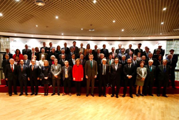 Su Majestad el Rey junto a las autoridades y asistentes del pleno extraordinario del CES