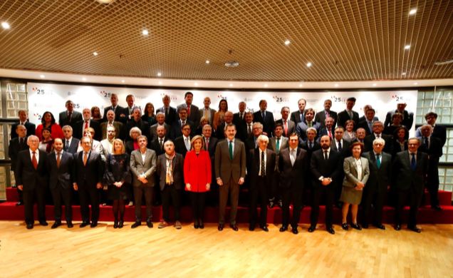 Su Majestad el Rey junto a las autoridades y asistentes del pleno extraordinario del CES