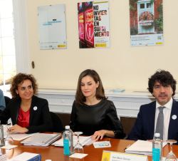 Su Majestad la Reina en el transcurso de la reunión de trabajo sobre la situación de la Violencia de Género en España