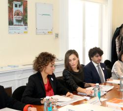 Doña Letizia conversa con la ministra de Sanidad, Servicios Sociales e Igualdad durante la reunión de trabajo sobre la situación de la Violencia de Gé