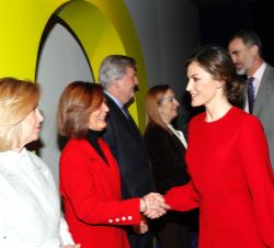 A su llegada, Sus Majestades los Reyes, reciben el saludo de las autoridades asistentes a la inauguración