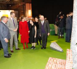 Sus Majestades los Reyes reciben explicaciones sobre las obras expuestas