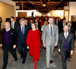 Sus Majestades los Reyes durante el recorrido por IFEMA-Feria de Madrid
