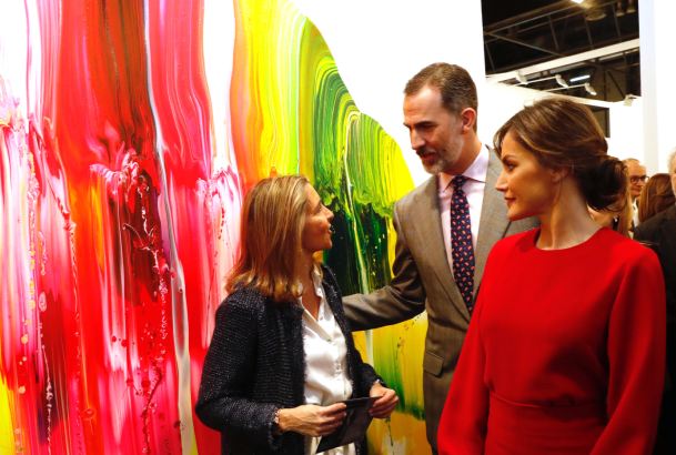 Don Felipe y Doña Letizia durante el recorrido por la Feria