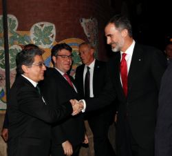 Don Felipe recibe el saludo del Delegado del Gobierno en la Comunidad Autónoma de Cataluña, Josep Enric Millo