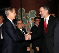 Su Majestad el Rey recibe el saludo del director general GSM Association, Mats Granryd