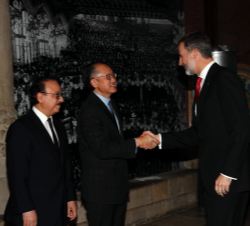 Don Felipe es saludado por el presidente del Grupo Banco Mundial, Jim Yong Kim