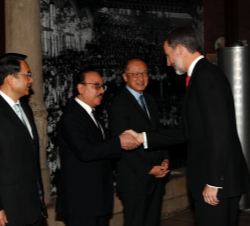 Su Majestad el Rey es saludado por el ministro de Comunicaciones y Tecnología de la Información del Gobierno de la República Árabe de Egipto, Yasser E