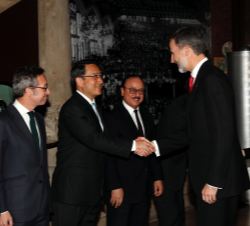 Don Felipe recibe el saludo del embajador de la República Popular China en España, Lyu Fan