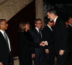 Su Majestad el Rey recibe el saludo de la alcaldesa de Hospitalet de Llobregat, Nuria Marín