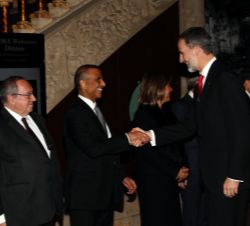 Don Felipe es saludado por el presidente del Consejo de Administración de GSMA, Sunil Bharti Mittal
