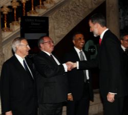 Su Majestad el Rey recibe el saludo del presidente del Consejo de Administración de Fira de Barcelona, José Luis Bonet