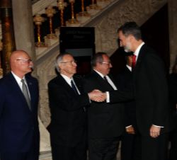 Don Felipe recibe el saludo del presidente de la Cámara Oficial de Comercio, Industria y Navegación de Barcelona, Miquel Valls