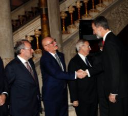Su Majestad el Rey es saludado por el consejero delegado de GSMA y vicepresidente ejecutivo de la Mobile World Capital, John Allen Hoffman
