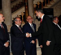 Don Felipe recibe el saludo del director general de Fira de Barcelona, Constantí Serrallonga