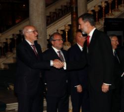 Su Majestad el Rey es saludado por el director general de la Fundación Mobile World Capital, Carles Grau